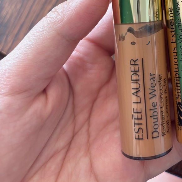 Brand new Éstee Lauder concealer 4N - Picture 3 of 3